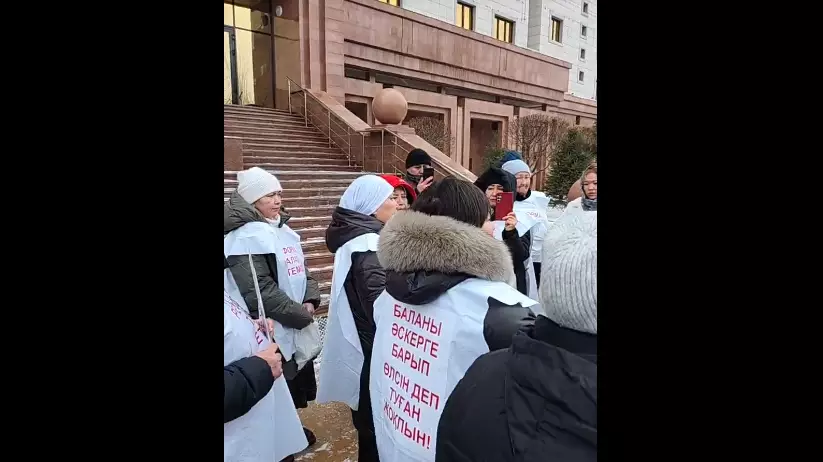 Матери погибших солдат вышли на митинг в Астане