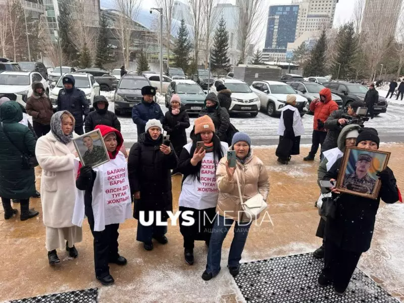 Матери погибших солдат вышли на митинг в Астане