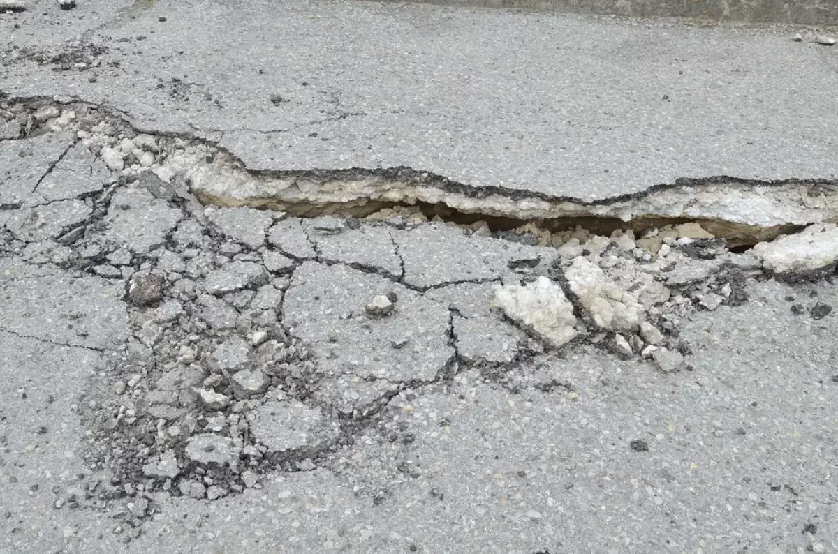 Жители в шоке: местные власти пообещали отремонтировать дорогу через 103 года