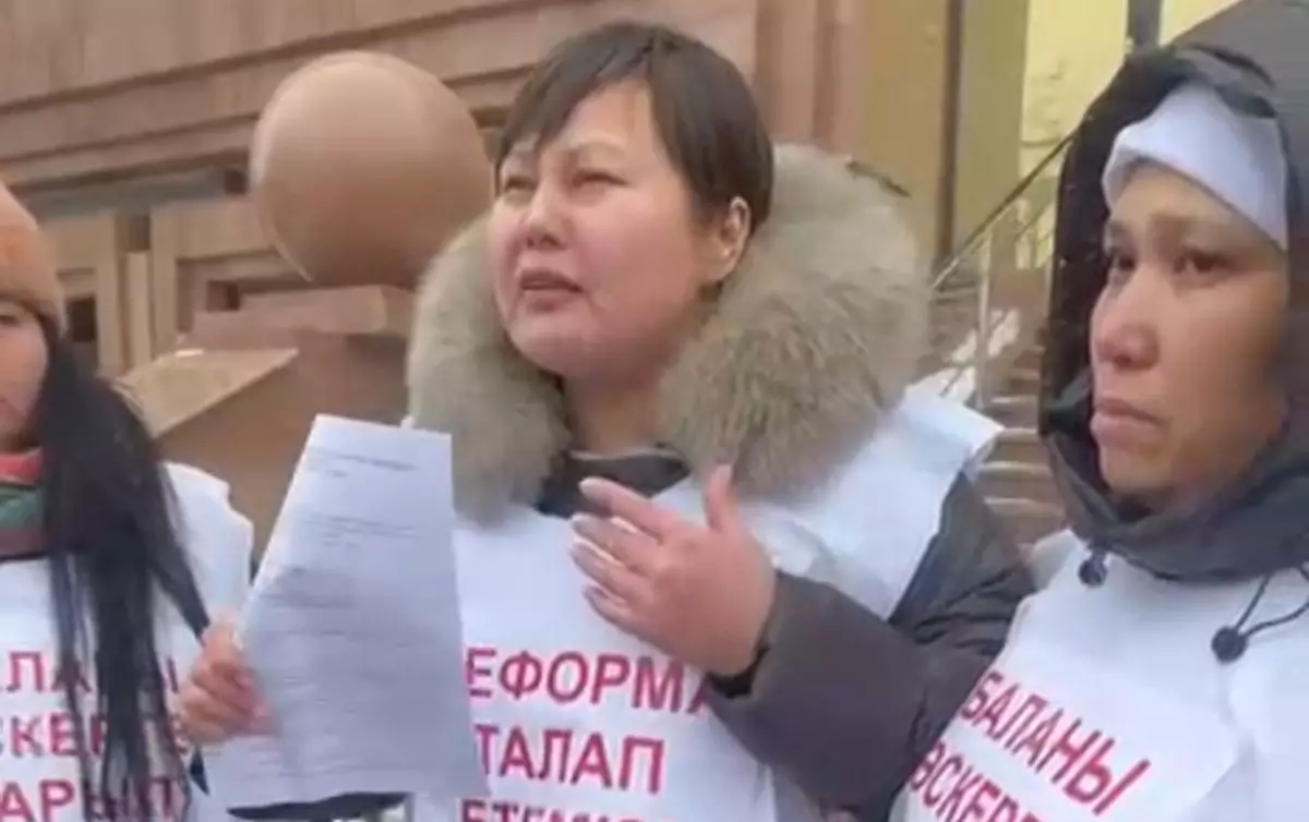 "Осылай қорлағанша мені өлтіре салсын" - митингіге шыққан ананың жанайқайы