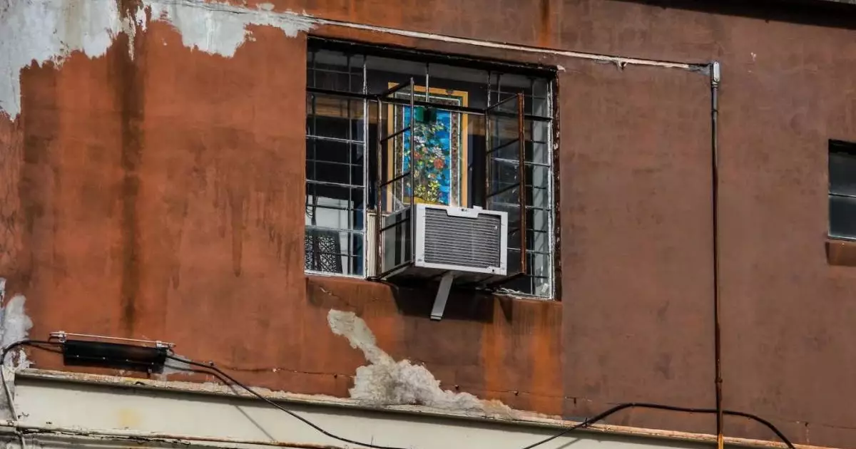  «Реанимацияда жатыр»: Астанада фельдшердің басына 9-қабаттағы кондиционер құлап кеткен 