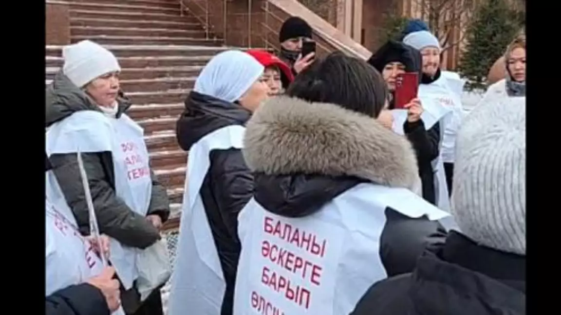 Әскерде қаза болған сарбаздардың аналары Астанада наразылыққа шықты