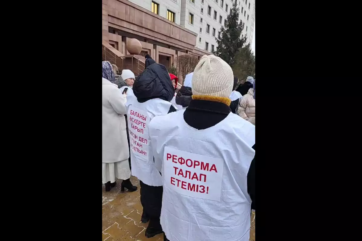 Митинг у Дома министерств в Астане: матери погибших солдат требуют справедливости в армии Казахстана