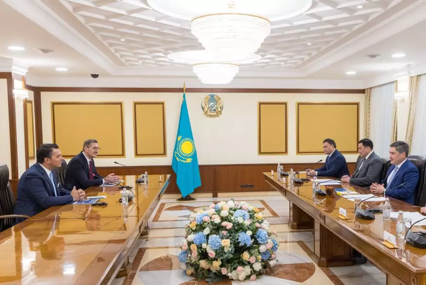 Бектенов обсудил с американцами строительство завода по "зелёному" авиатопливу