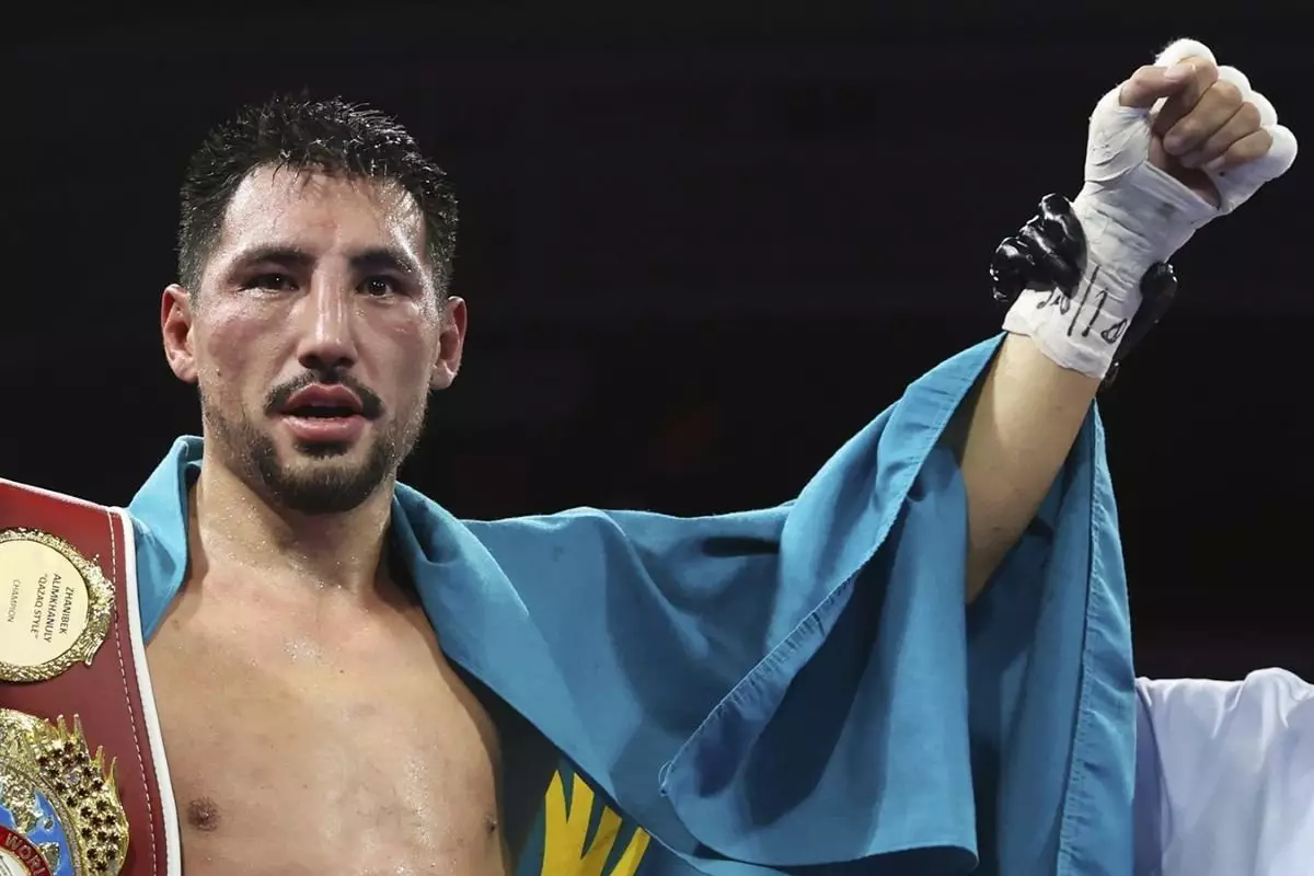 Боксер из США «лишил» Жанибека Алимханулы боксерских титулов