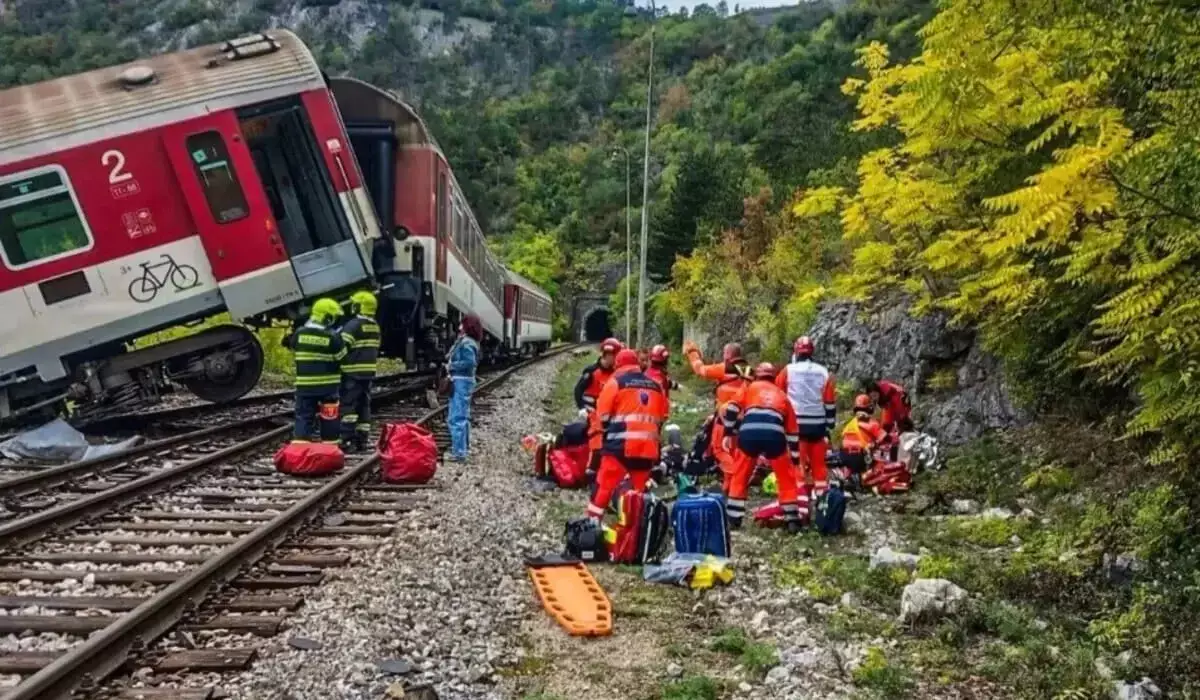 Словакияда екі пойыз соқтығысып, біреуі рельстен шығып кетті