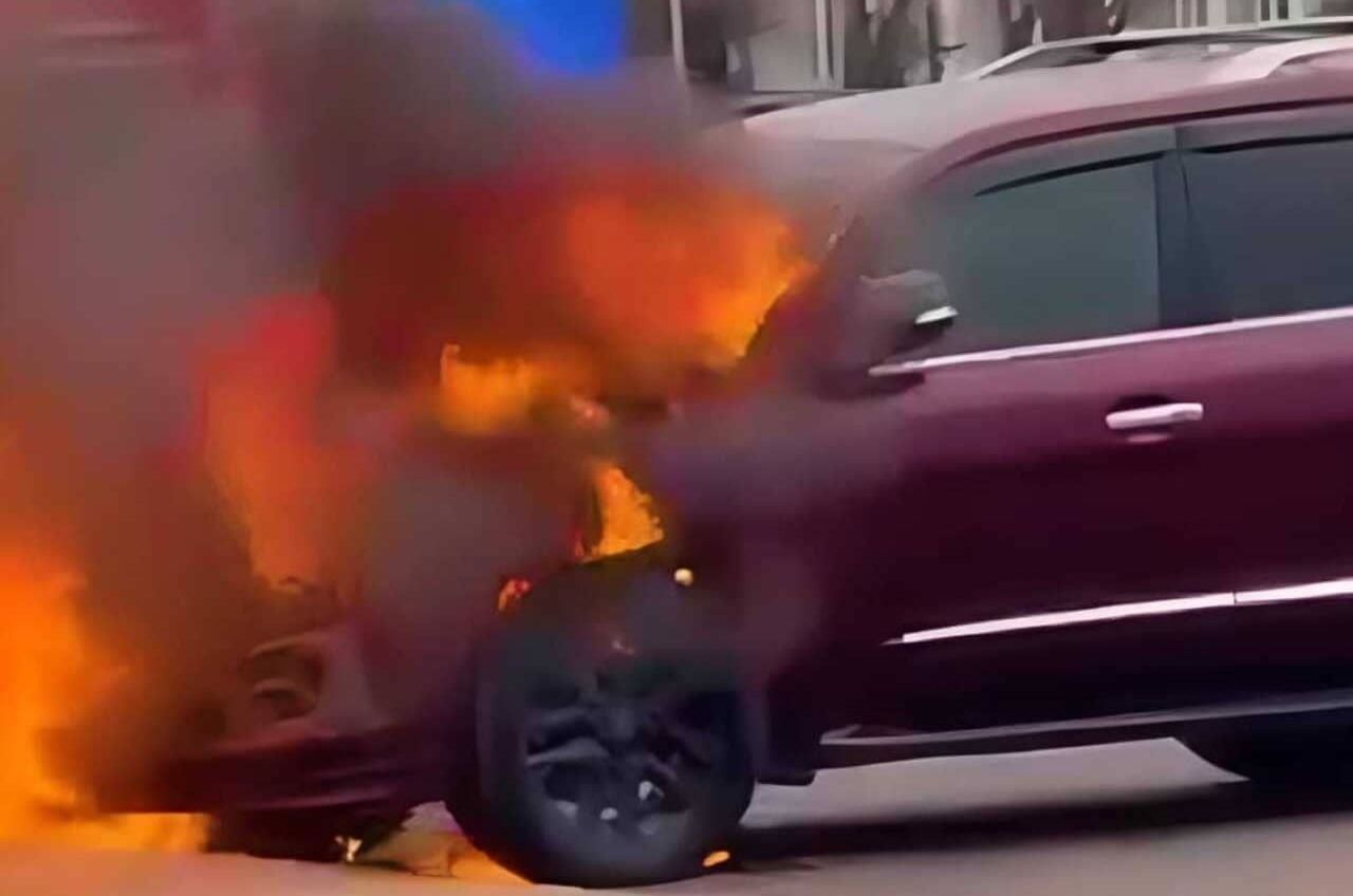 Таразда әкімдік ғимараты алдында көлік өртенді (ВИДЕО)