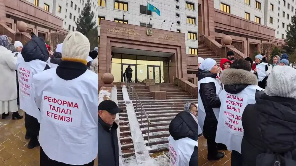 Матери военнослужащих собрались у Дома министерств в Астане