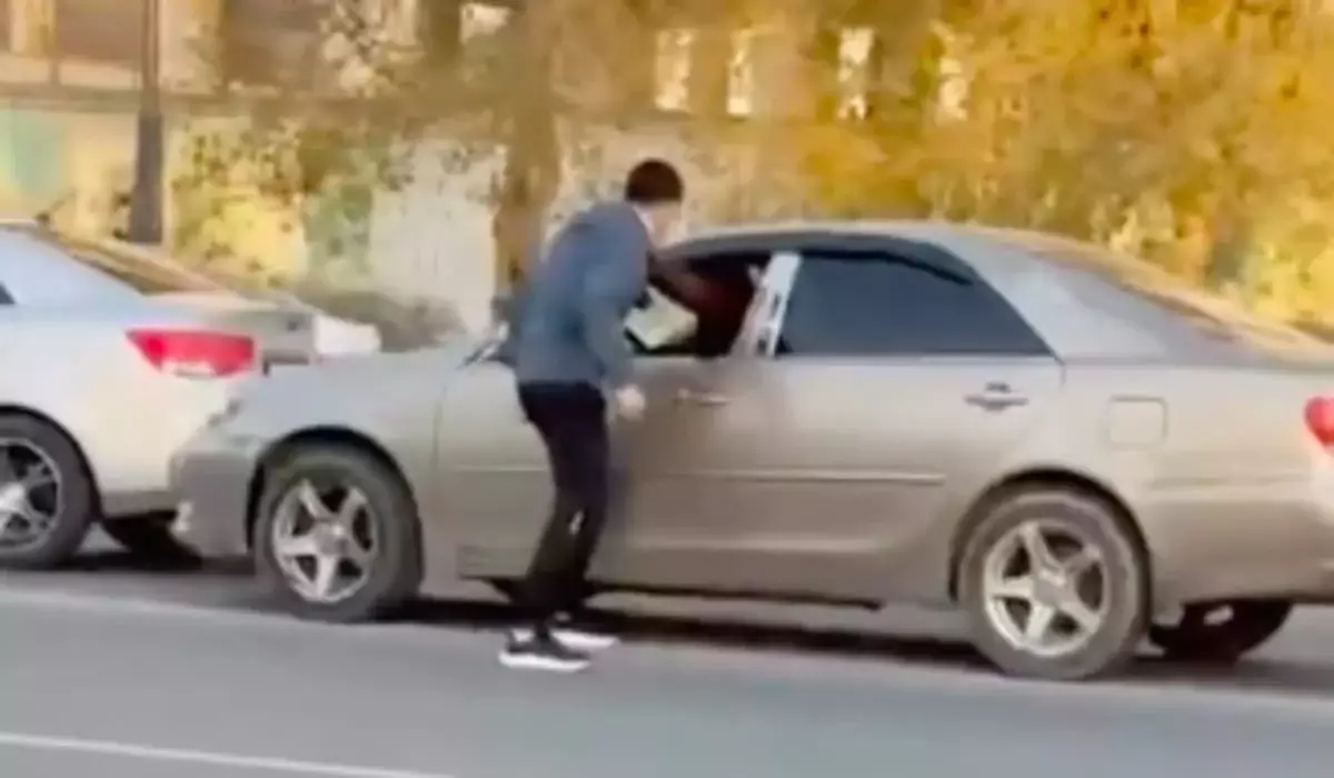 Двух водителей наказали за драку на дороге в Актау