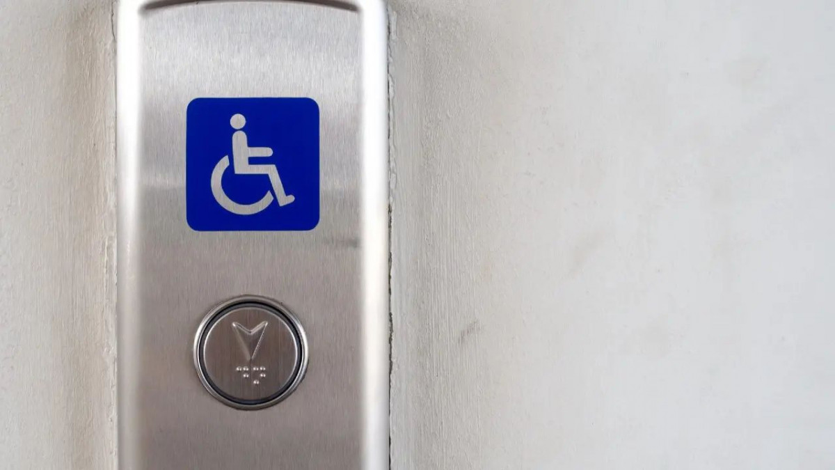 Алматыда жаяу жүргіншілер өткелдеріндегі көтергіштердің көбі істемейді