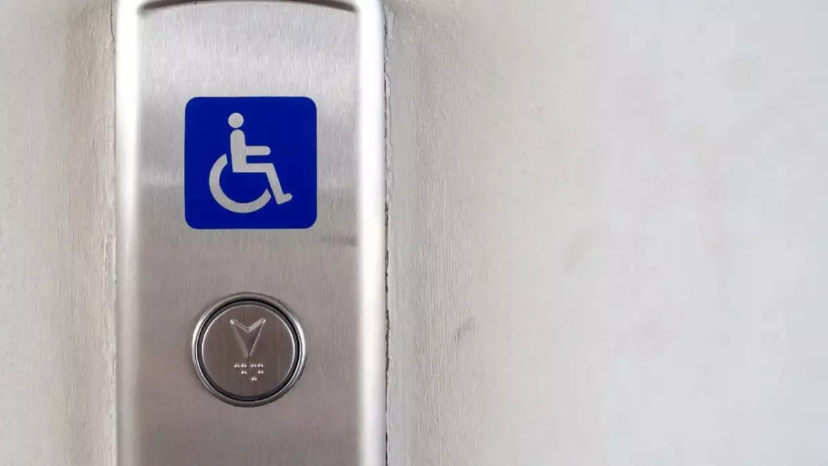 Алматыда жаяу жүргіншілер өткелдеріндегі көтергіштердің көбі істемейді