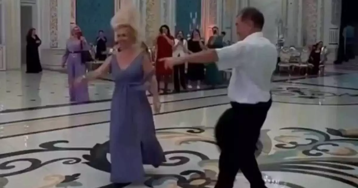  `Ұятты жерінің бәрі көрінді`: Тойда билеген әйел жұрттан оңбай сөз естіді (ВИДЕО) 