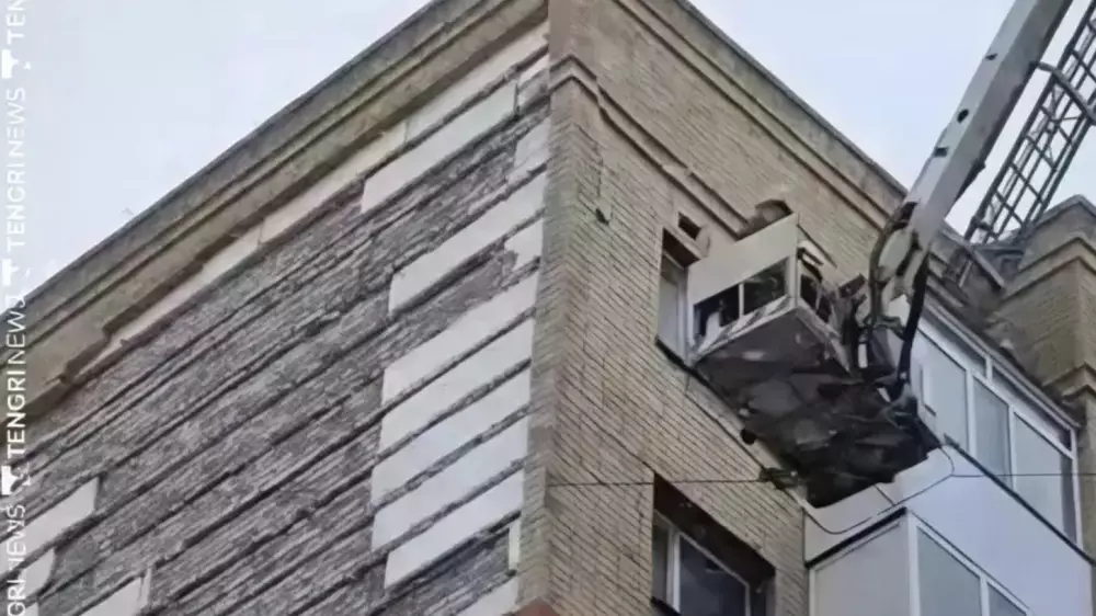 Обрушение облицовки в Астане: на пострадавшего фельдшера завели уголовное дело