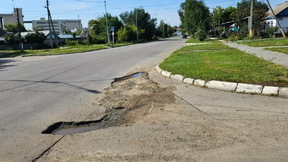 Главу ЖКХ оштрафовали из-за ямы на дороге в Костанае