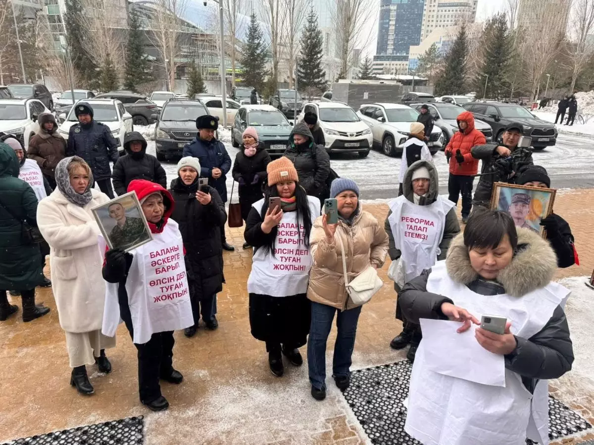 Әскери қызметте қаза тапқан сарбаздардың аналары митингіге шықты