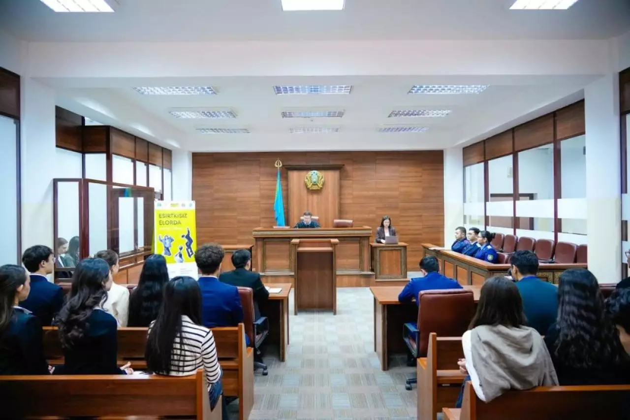 «Закон и порядок»: показательный суд инсценировали для студентов в Астане