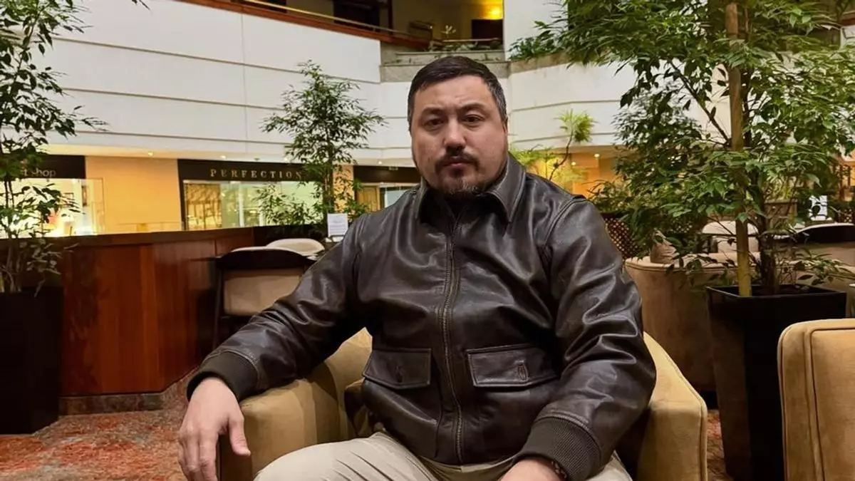 "Ажырасқан соң әйелді неге бағуым керек": Олжас Абай бұрынғы әйеліне жауап берді