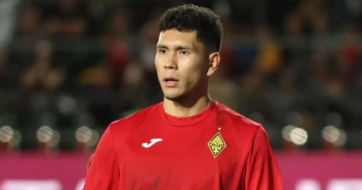   «Қайрат» футбол клубының қақпашысы Темірлан Анарбековтың қолы қойылған допты 12 миллионға сатып алды   