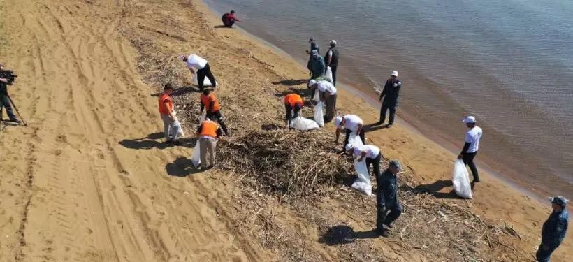 Почти 60 тысяч тонн мусора и рыболовных сетей выловили из водоемов Казахстана