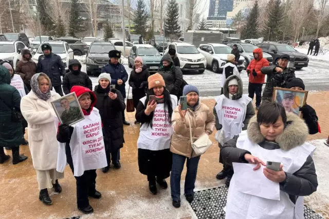 Әскери қызметте қаза тапқан сарбаздардың аналары митингіге шықты