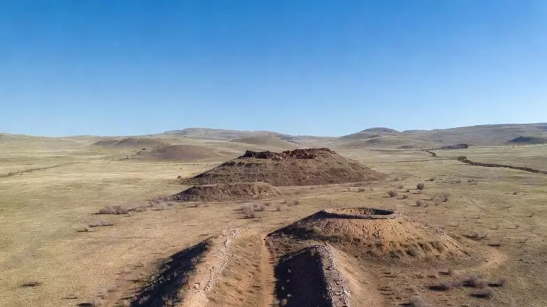 Курганы с «усами»: загадочные памятники казахских степей