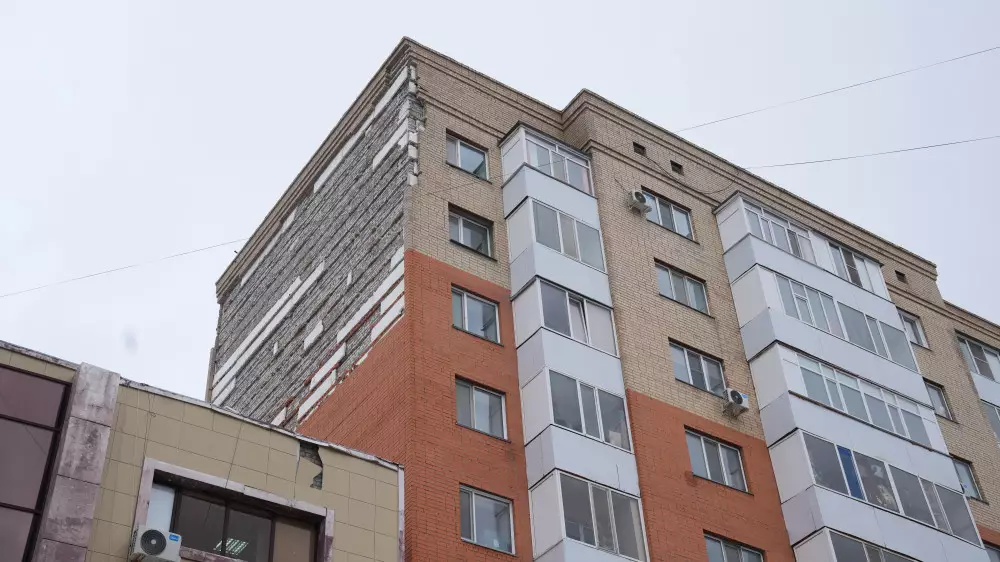 Обрушение облицовки в Астане: жильцы дома жалуются на трещины