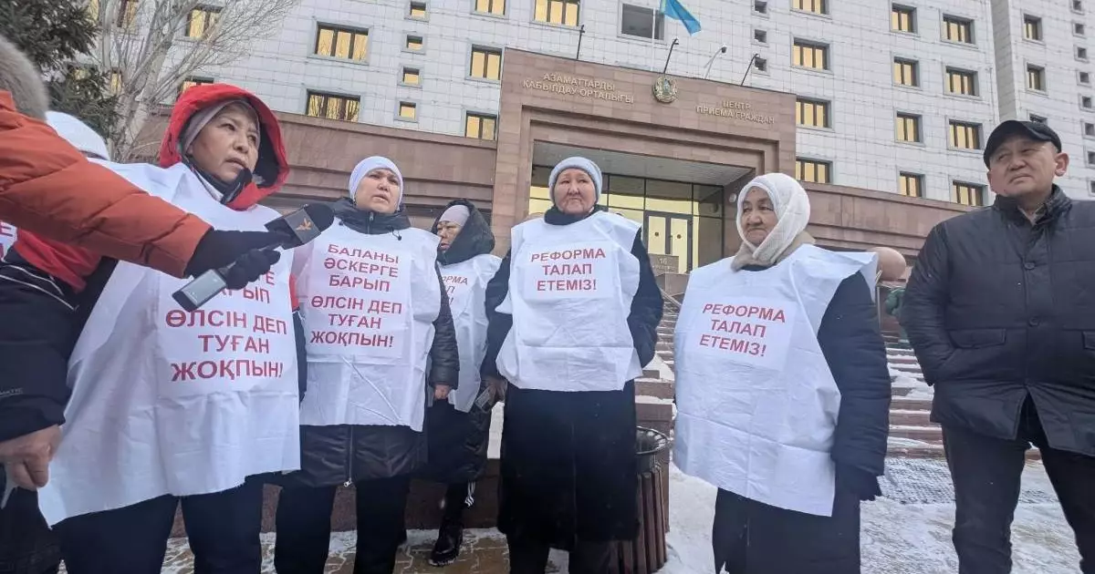  Әскерде қаза тапқан сарбаздардың аналарын Байқоңыр аудандық полиция басқармасына алып кетті 