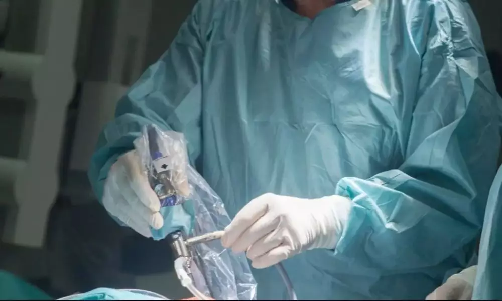 В Кульсары впервые провели операцию по установке эндопротеза