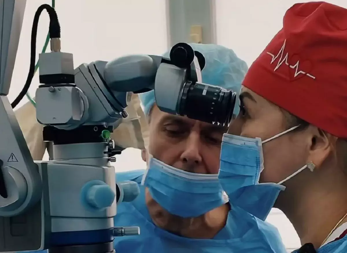 Металл бөлшегі көздің түбіне қадалған: офтальмологтар науқастың көру қабілетін сақтап қалды