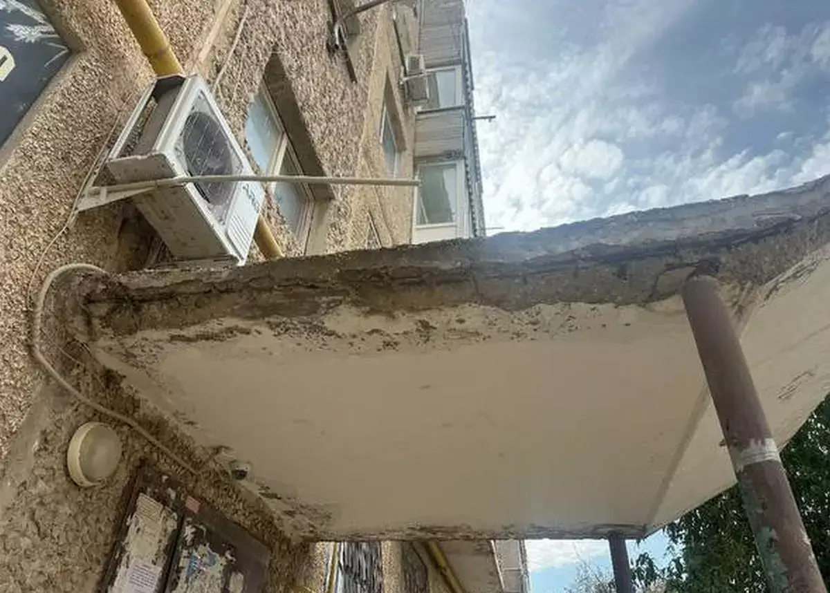 Бетонный козырек над подъездом может обвалиться на головы жителей дома в Актау - новости на Lada.kz 10.11.2025