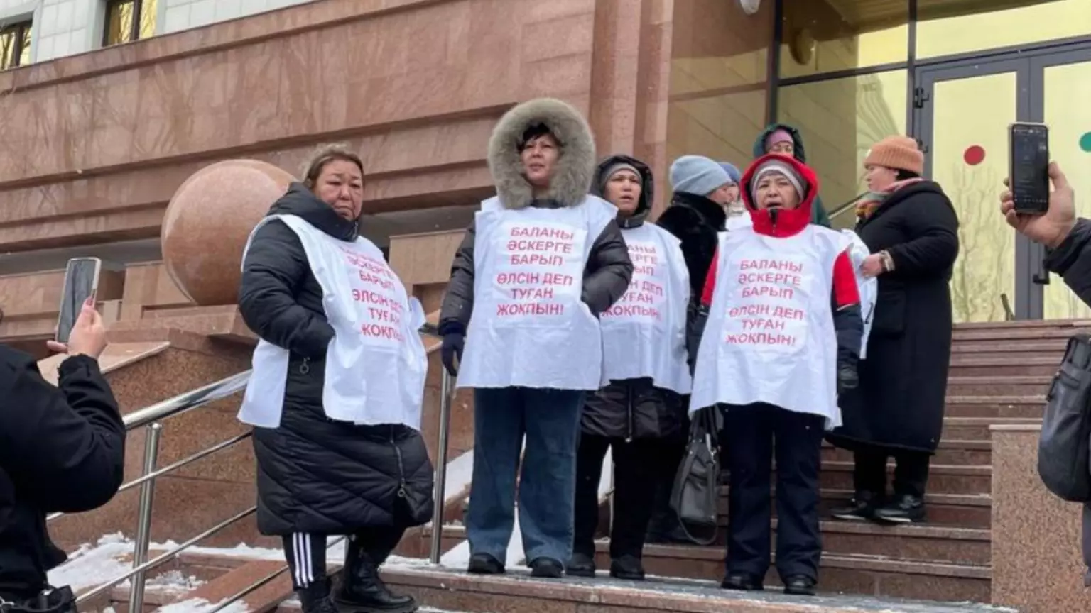 Токаев дал Асылову 12 дней на рассмотрение обращения матерей погибших солдат