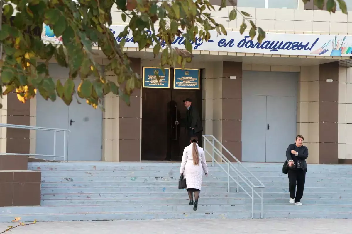 Фейковые угрозы сорвали учебу в Актау: половина школьников не пришла на уроки