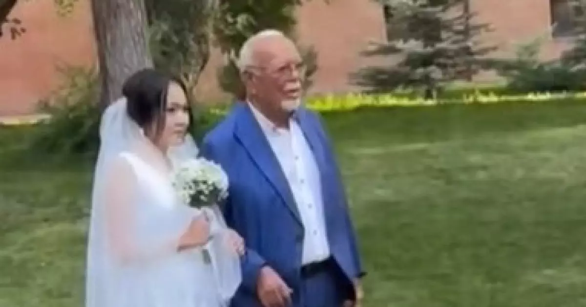   Әйгілі актер Асанәлі Әшімов немересін ұзатты (видео)   