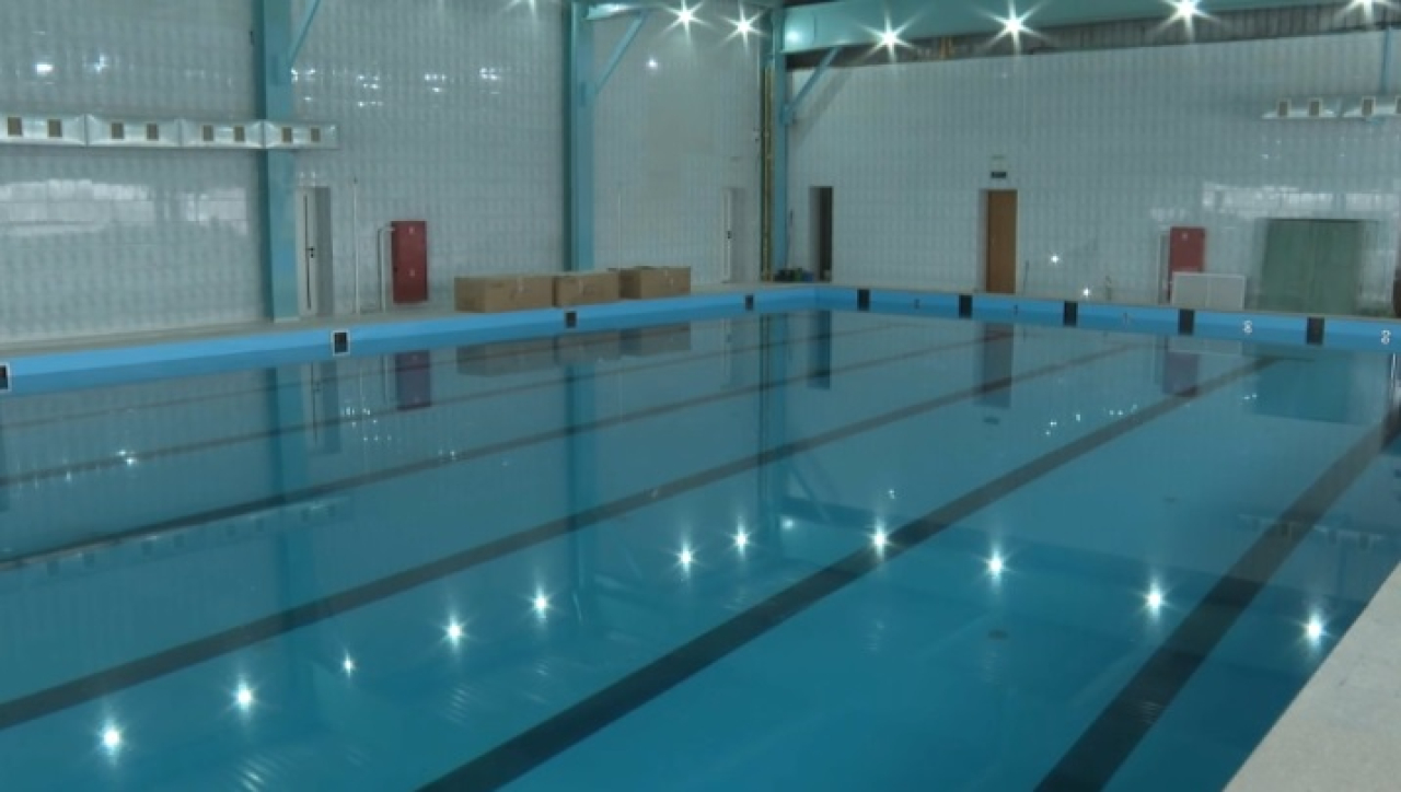 В Макинске завершают строительство плавательного бассейна