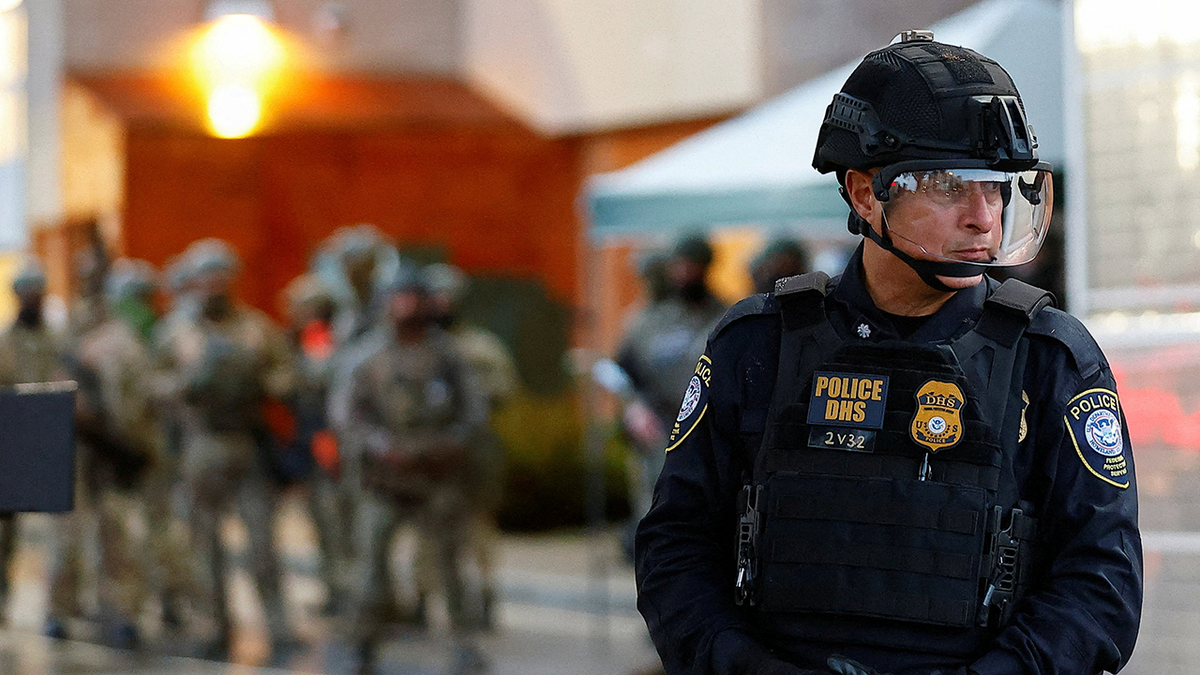 Власти округа в Портленде объявили чрезвычайное положение из-за действий ICE на фоне проверки помощи полиции Министерству внутренней безопасности.