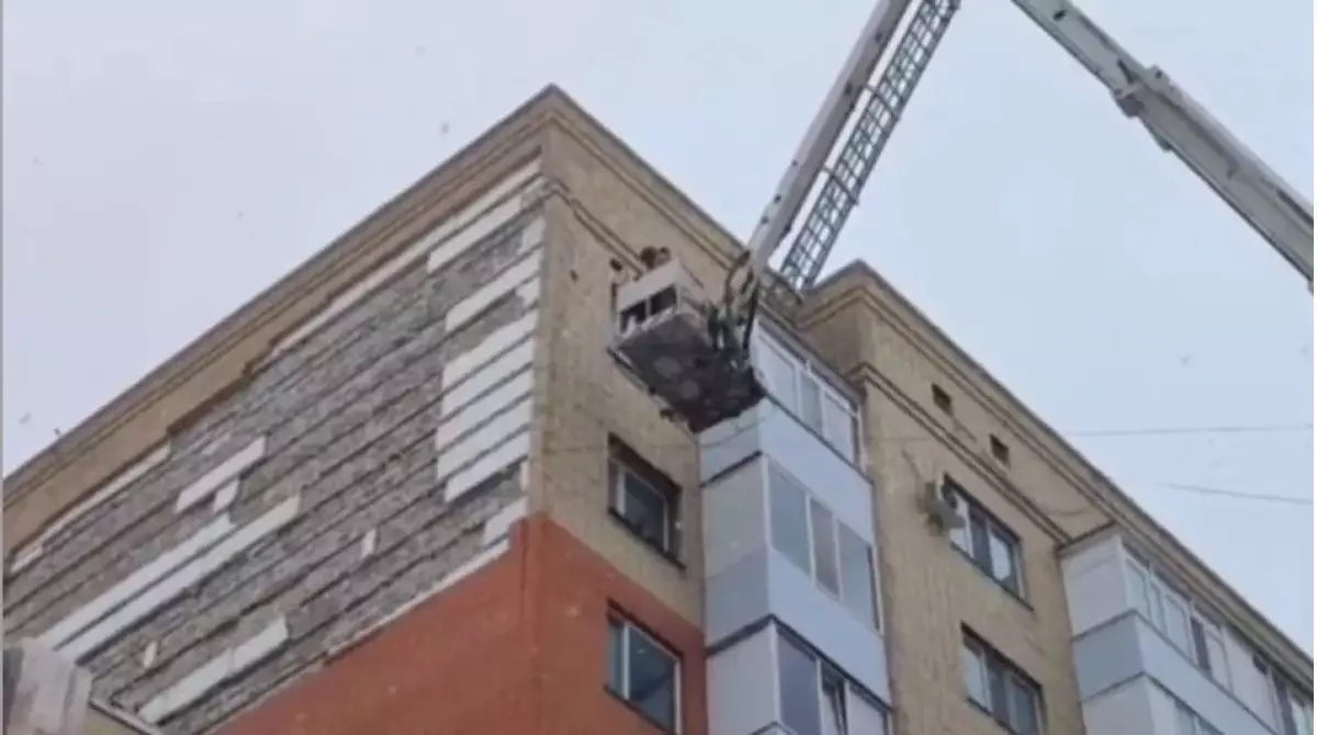 «Все рухнуло за секунды»: очевидцы об обрушении фасада в Астане