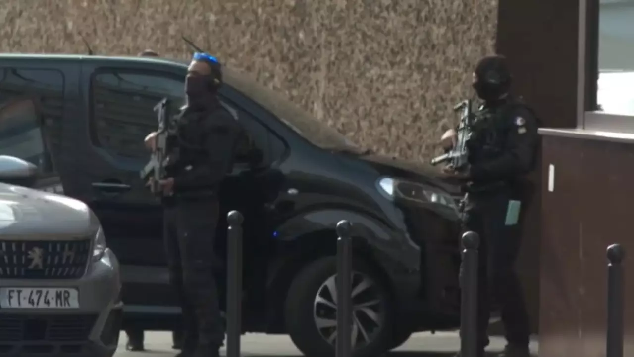 Суд освободил Саркози из тюрьмы