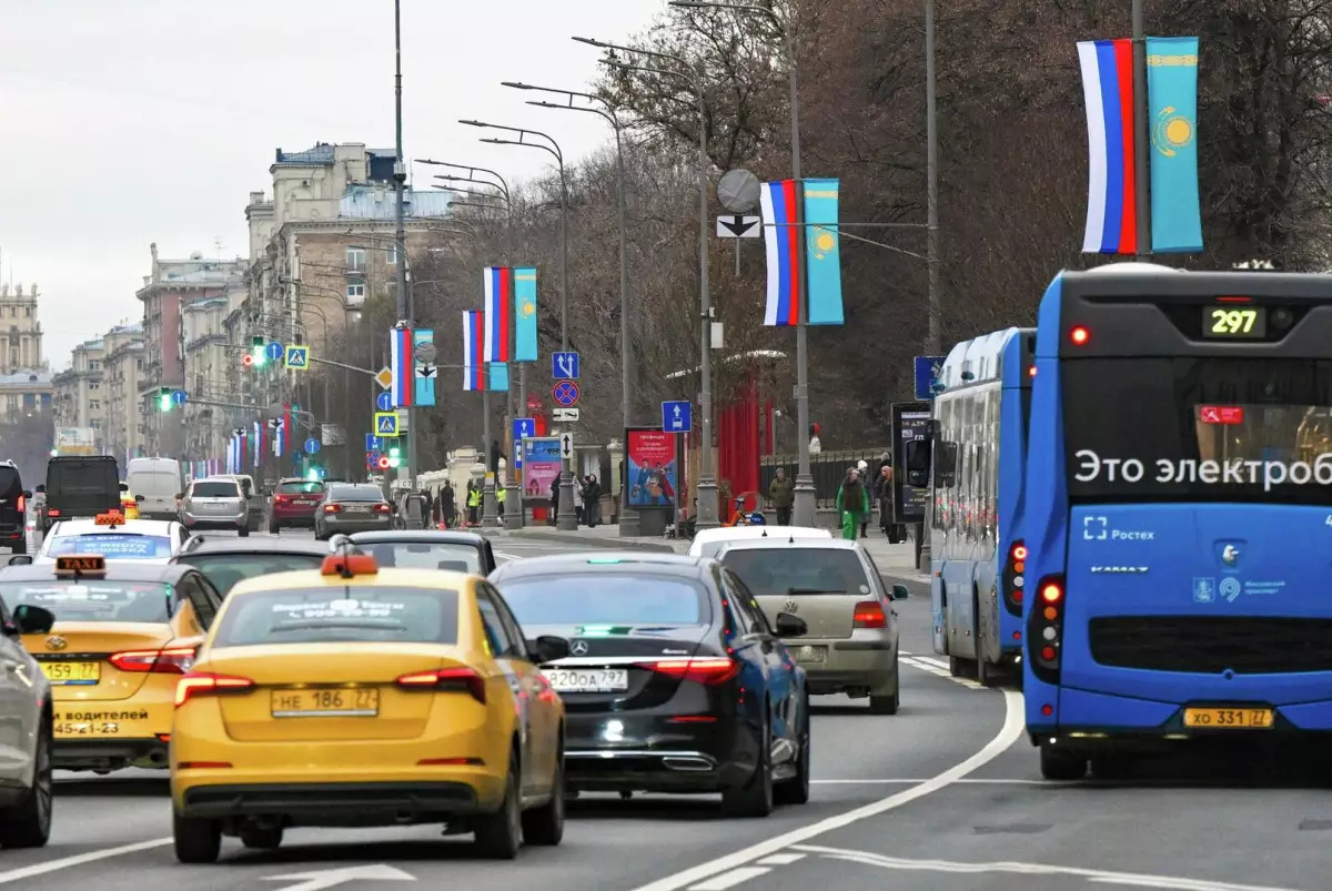 Москву украсили флагами Казахстана и России перед визитом Токаева