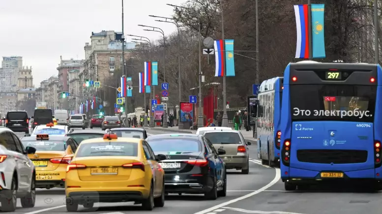 Тоқаевтың Ресейге сапары қарсаңында Мәскеуде екі елдің тулары ілінді