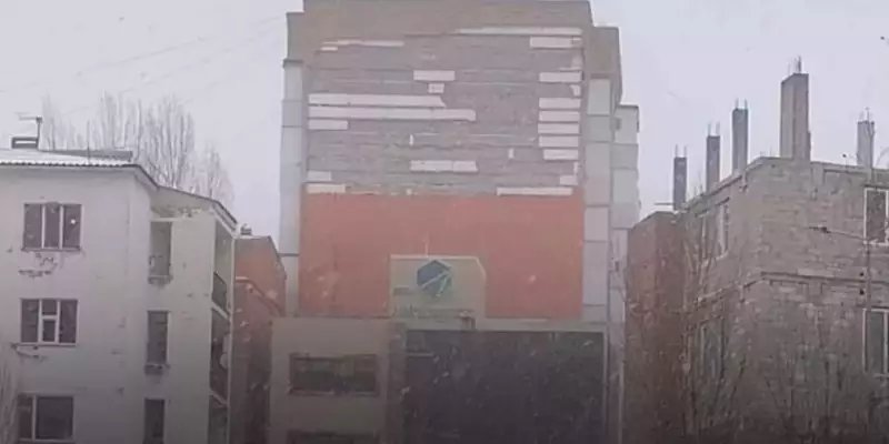 Облицовка рухнула на людей в Астане: 23-летняя фельдшер находится в тяжелом состоянии