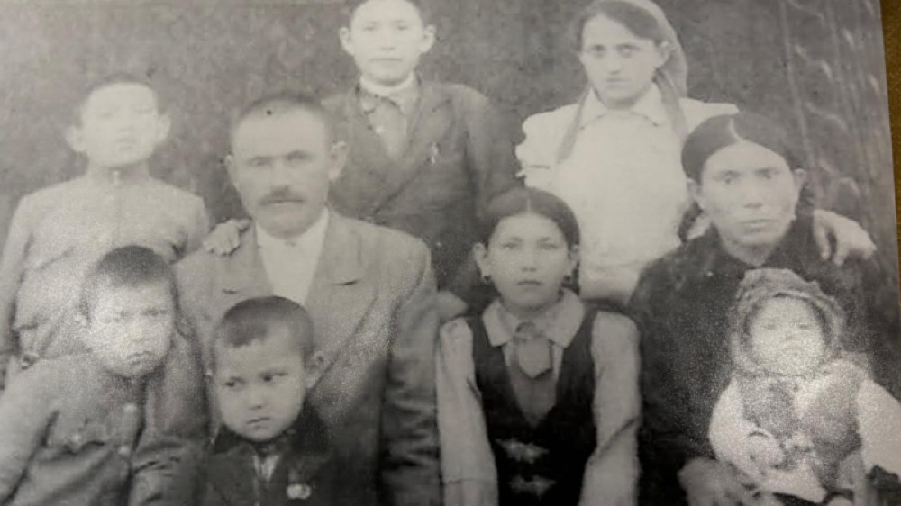 Через 70 лет потомки чеченской девочки нашли в Актобе приютившую ее семью