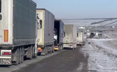Очередь из тысяч фур стоит на границе России и Казахстана второй месяц.