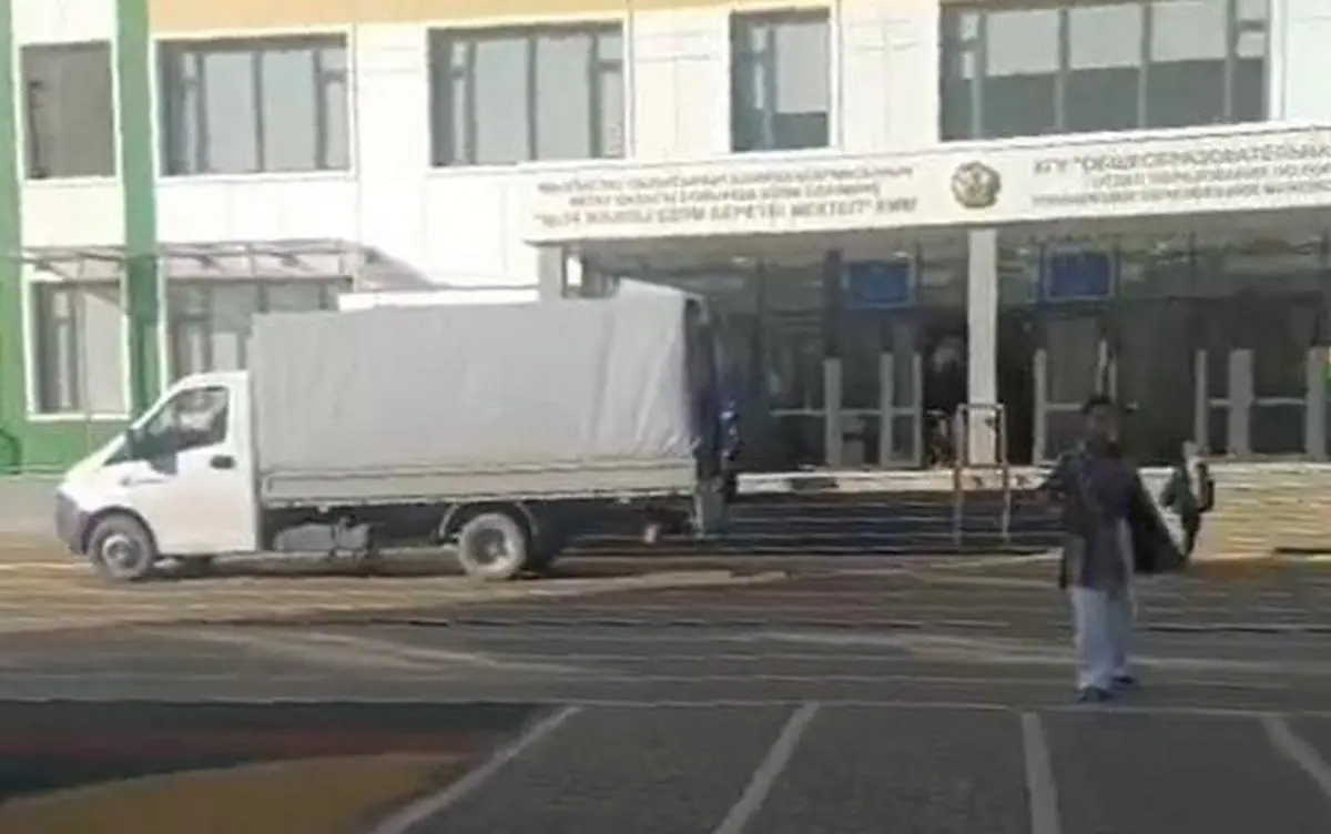 Автомобили, заезжающие на территорию школы в Актау, беспокоят родителей - новости на Lada.kz 10.11.2025