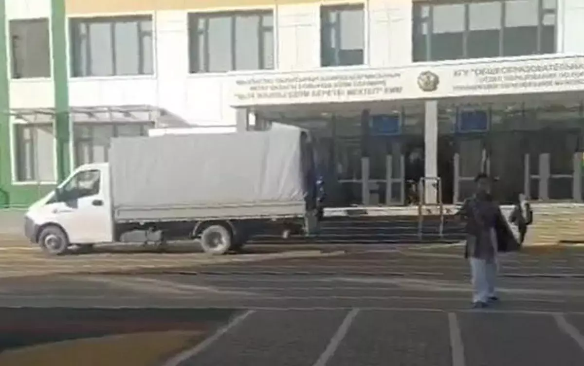 Автомобили, заезжающие на территорию школы в Актау, беспокоят родителей - новости на Lada.kz 10.11.2025