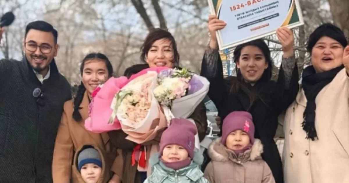 Анасынан ажыраған бес бала отбасымен қайта қауышып, жаңа пәтерге ие болды 