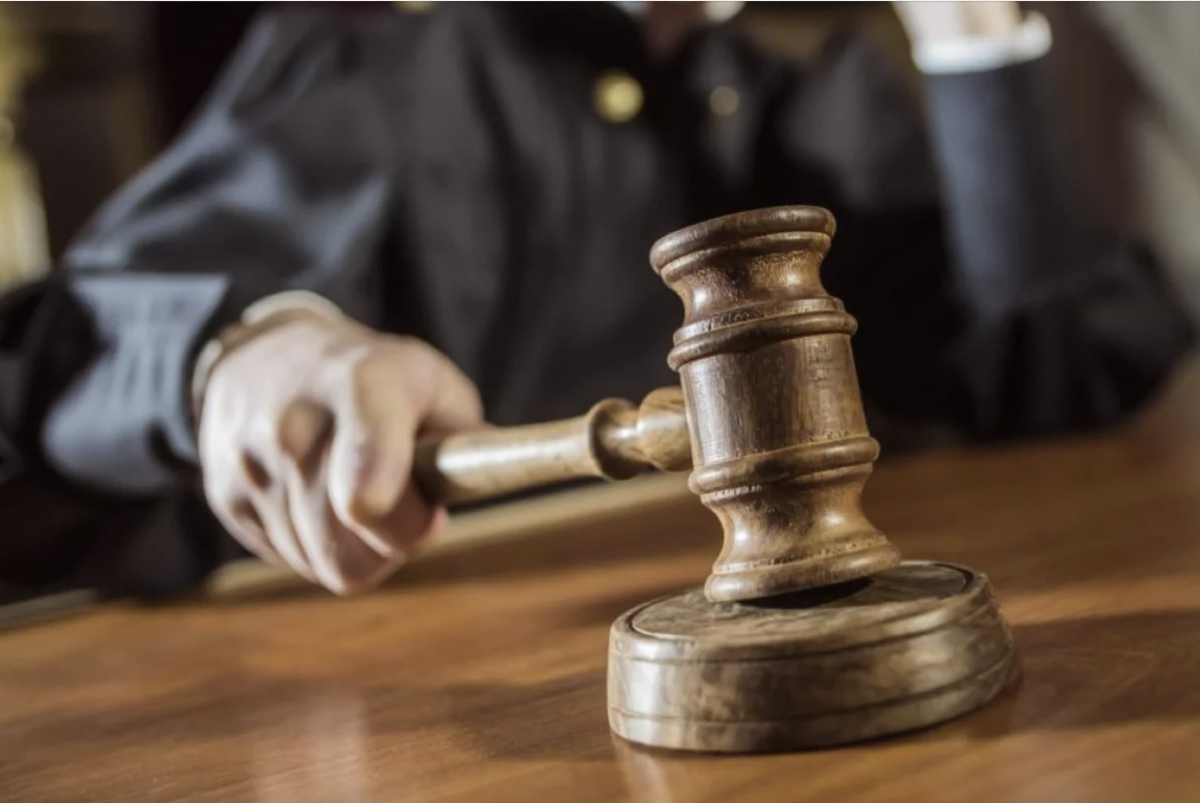 Полицейского приговорили к семи годам колонии за взятку в 100 тысяч тенге