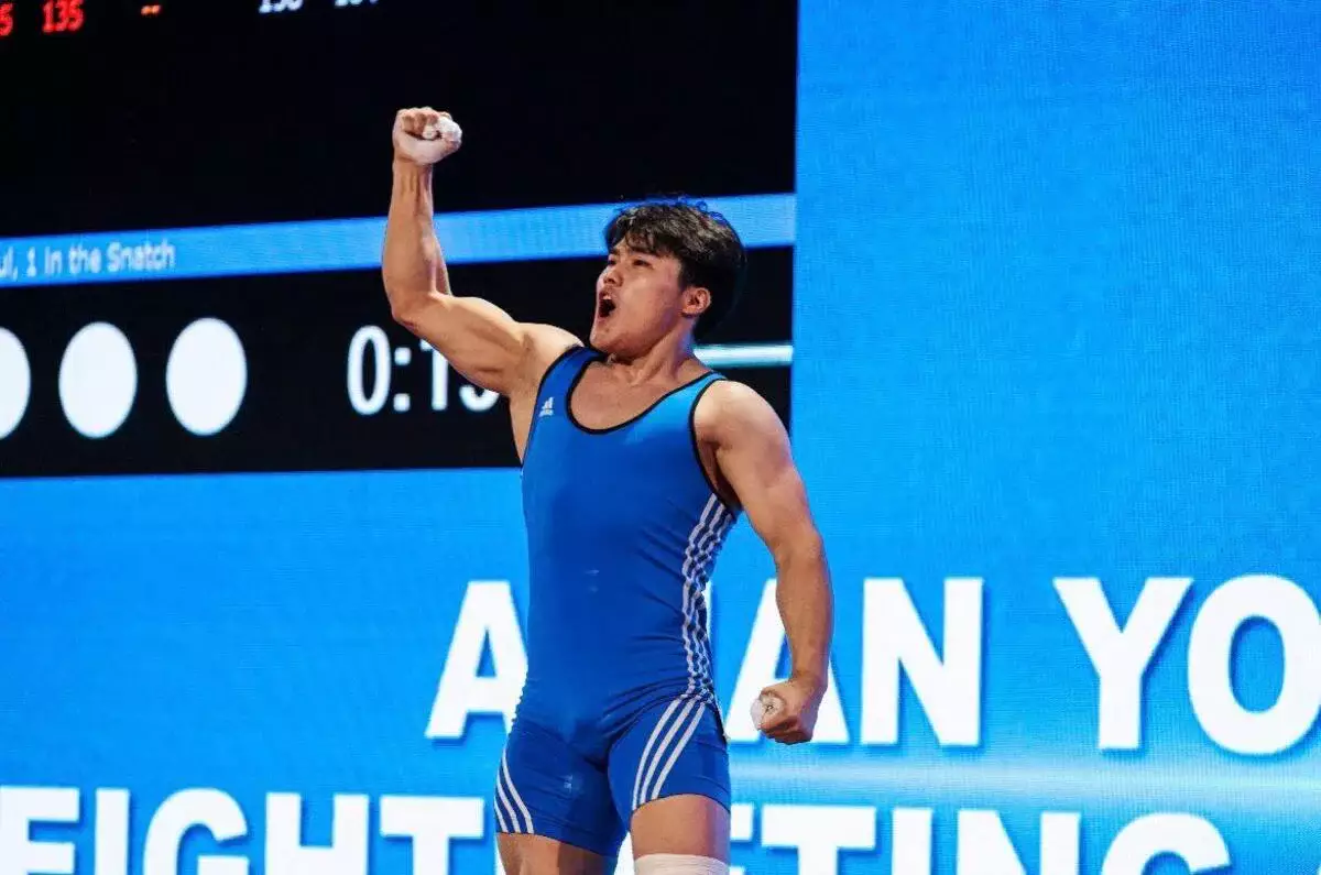 Казахстанский тяжелоатлет выиграл серебро и бронзу в Эр-Рияде