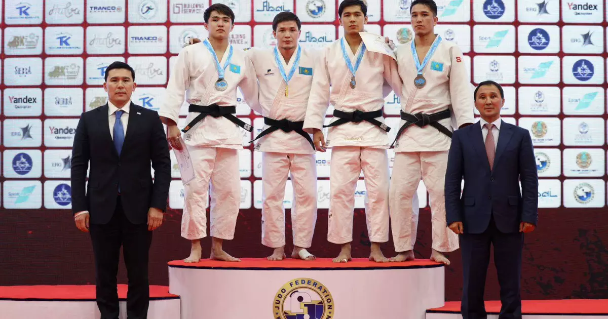   Ербол Мырзабосынов дзюдодан Қазақстан чемпионатының жеңімпаздарын марапаттады   