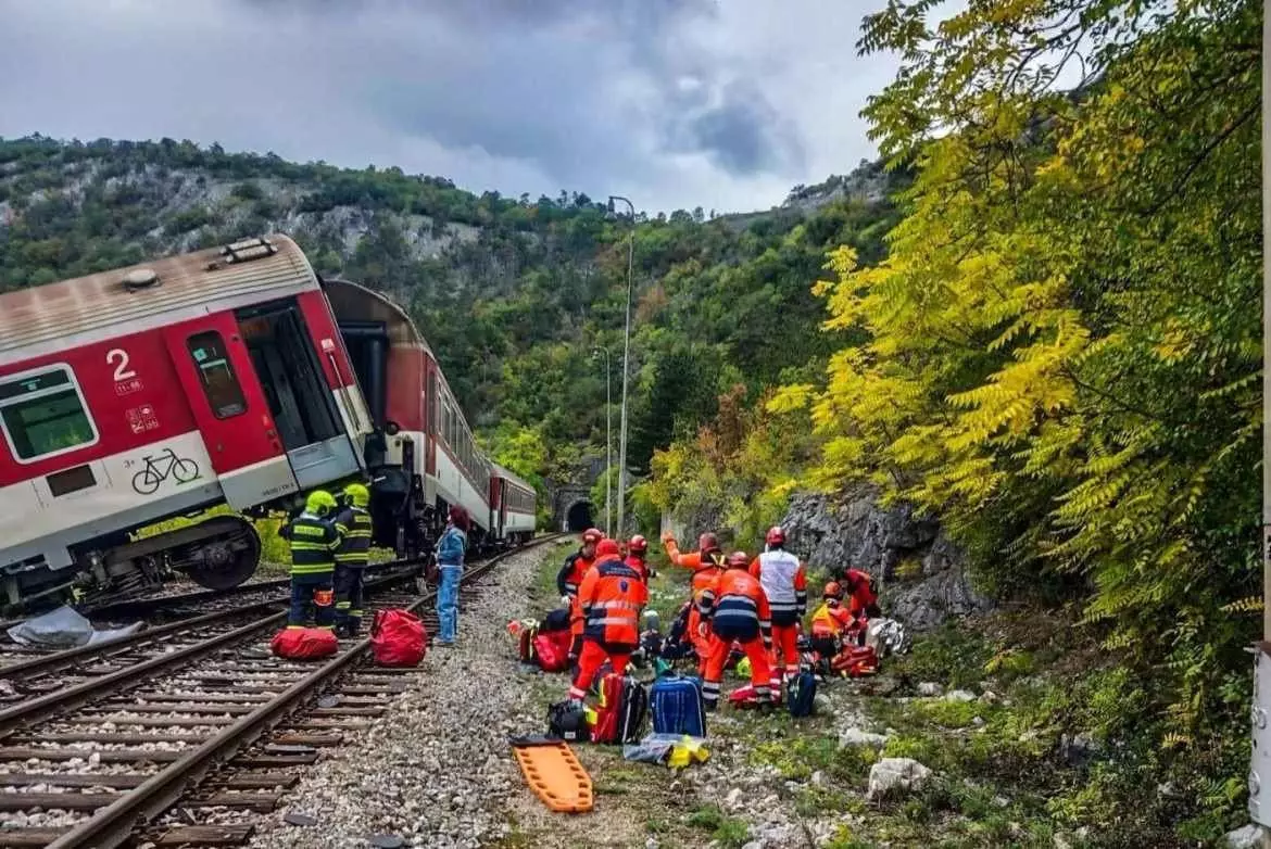 В Словакии столкнулись два пассажирских поезда: десятки пострадавших