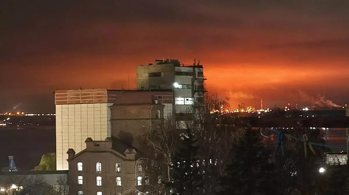 В Саратове горит НПЗ после атаки дронов